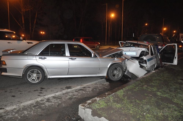 В Алматы полицейский автомобиль расплющило между Мерседесом и Лексусом. Мерседес (Mercedes-Benz) протаранил полицейский автомобиль, и его вмяло в зад Лексуса (Lexus LX570).