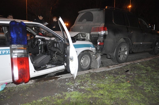 В Алматы полицейский автомобиль расплющило между Мерседесом и Лексусом. Мерседес (Mercedes-Benz) протаранил полицейский автомобиль, и его вмяло в зад Лексуса (Lexus LX570).