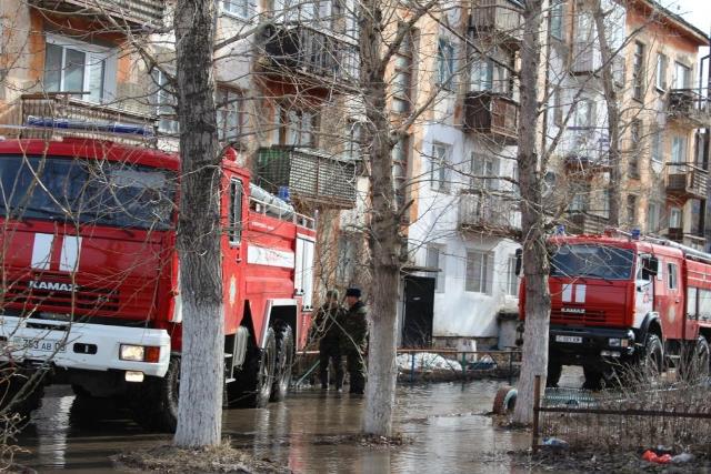 Паводок в Атбасаре, Акмолинской области затопил более сотни домов.  Талые воды затопили пригород Атбасара, на помощь пришли даже военные подразделения.