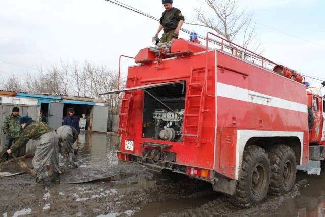 Паводок в Атбасаре, Акмолинской области затопил более сотни домов.  Талые воды затопили пригород Атбасара, на помощь пришли даже военные подразделения.