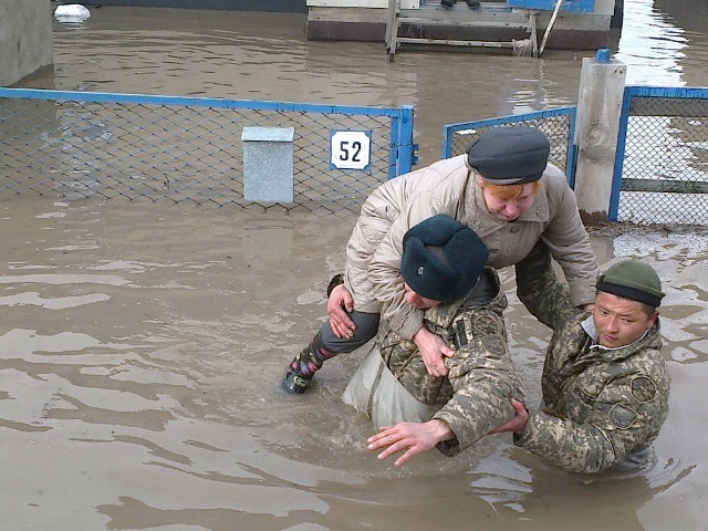 Фотоотчет с места ликвидации последствий паводка в Атбасаре. В МЧС Казахстана рассказали о противопаводковой работе в Атбасаре, Акмолинской области.