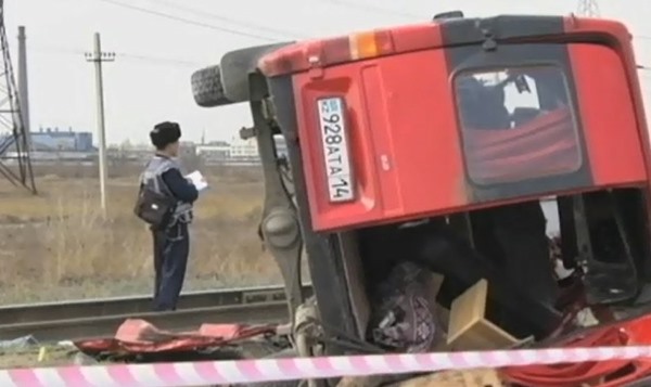 Авария на железнодорожном переезде в Аксу. Микроавтобус врезался в тепловоз.  В ДВД Павлодарской области сообщили о трех погибших в аварии студентах.