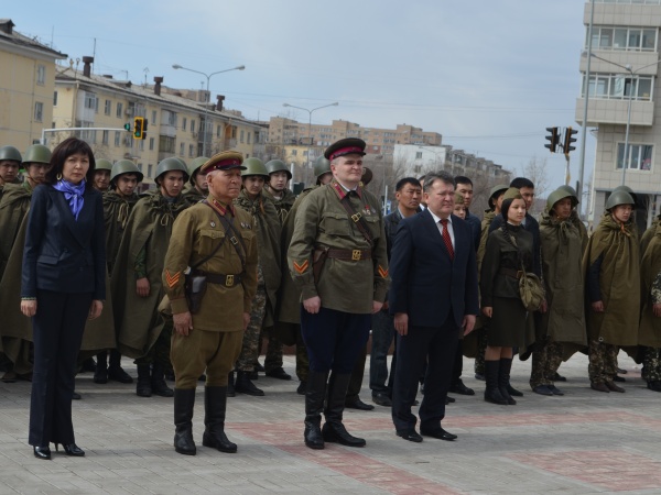 Память Героя Советского Союза Алии Молдагуловой почтили в Астане. В честь 90-летия со дня рождения Алии Молдагуловой у ее памятника в Астане прошел митинг с возложением цветов.