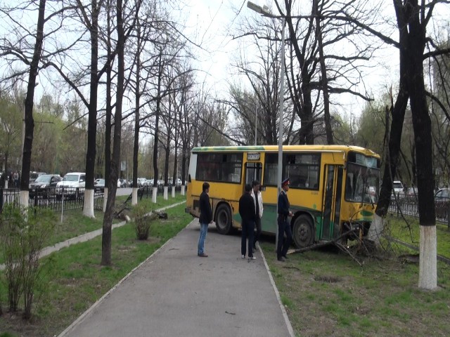 В центре Алматы пассажирский автобус врезался в дерево (ФОТО). У автобуса отказали тормоза, он перелетел через арык и врезался в дерево разделительной аллеи.