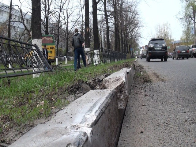 В центре Алматы пассажирский автобус врезался в дерево (ФОТО). У автобуса отказали тормоза, он перелетел через арык и врезался в дерево разделительной аллеи.