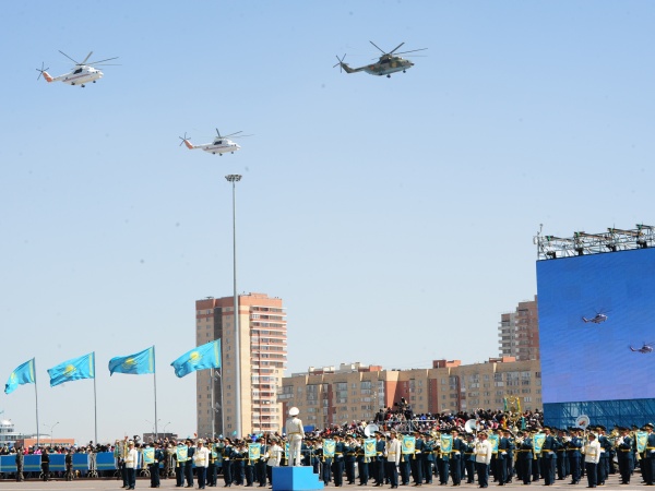 На военный Парад в Астане вывели 250 единиц техники и запустили 80 летательных аппаратов. На площади у монумента «Қазақ елі» в Астане военные продемонстрировали мощь Армии Казахстана.