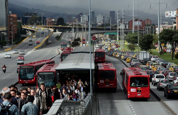 Наземное метро может скоро появиться в Алматы. Наземные трассы BRT проложат по специальным выделенным полосам.